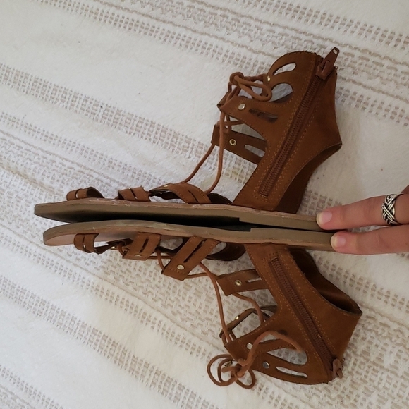 DV dolce Vita gladiator strappy sandals. Brown, flats, summer, beach, boho. - Picture 6 of 9